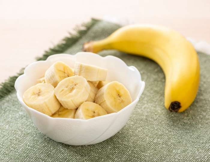 Tips for Feeding a Cockatiel Bananas